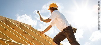 Holzbau Dachgiebel und Arbeiter